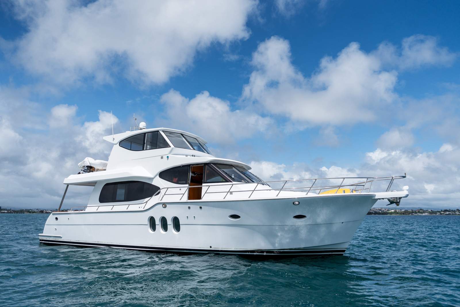 Activa 5800 Raised Pilothouse