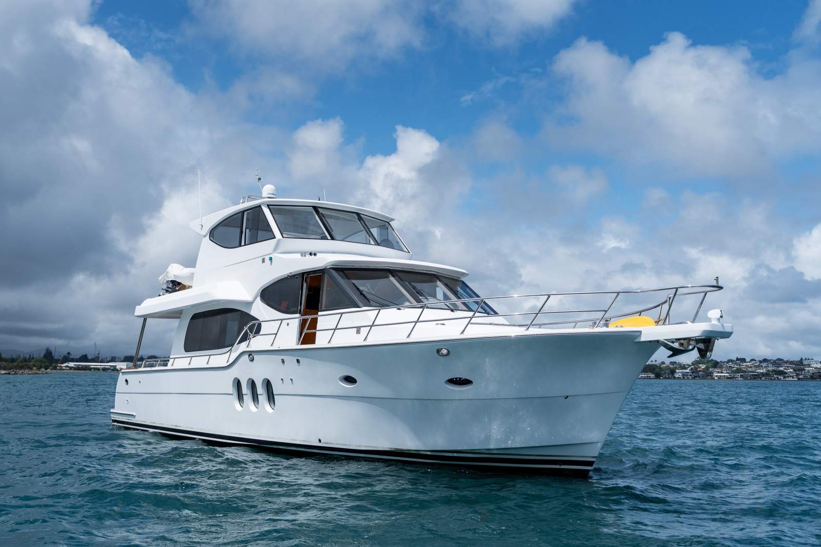 Activa 5800 Raised Pilothouse