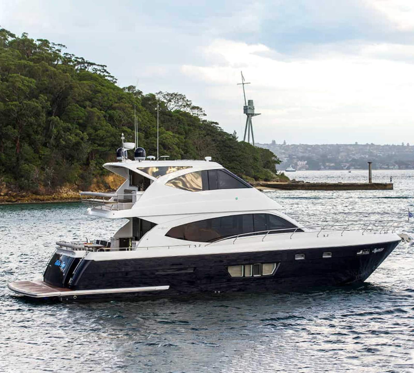 Whitehaven 6000 Flybridge