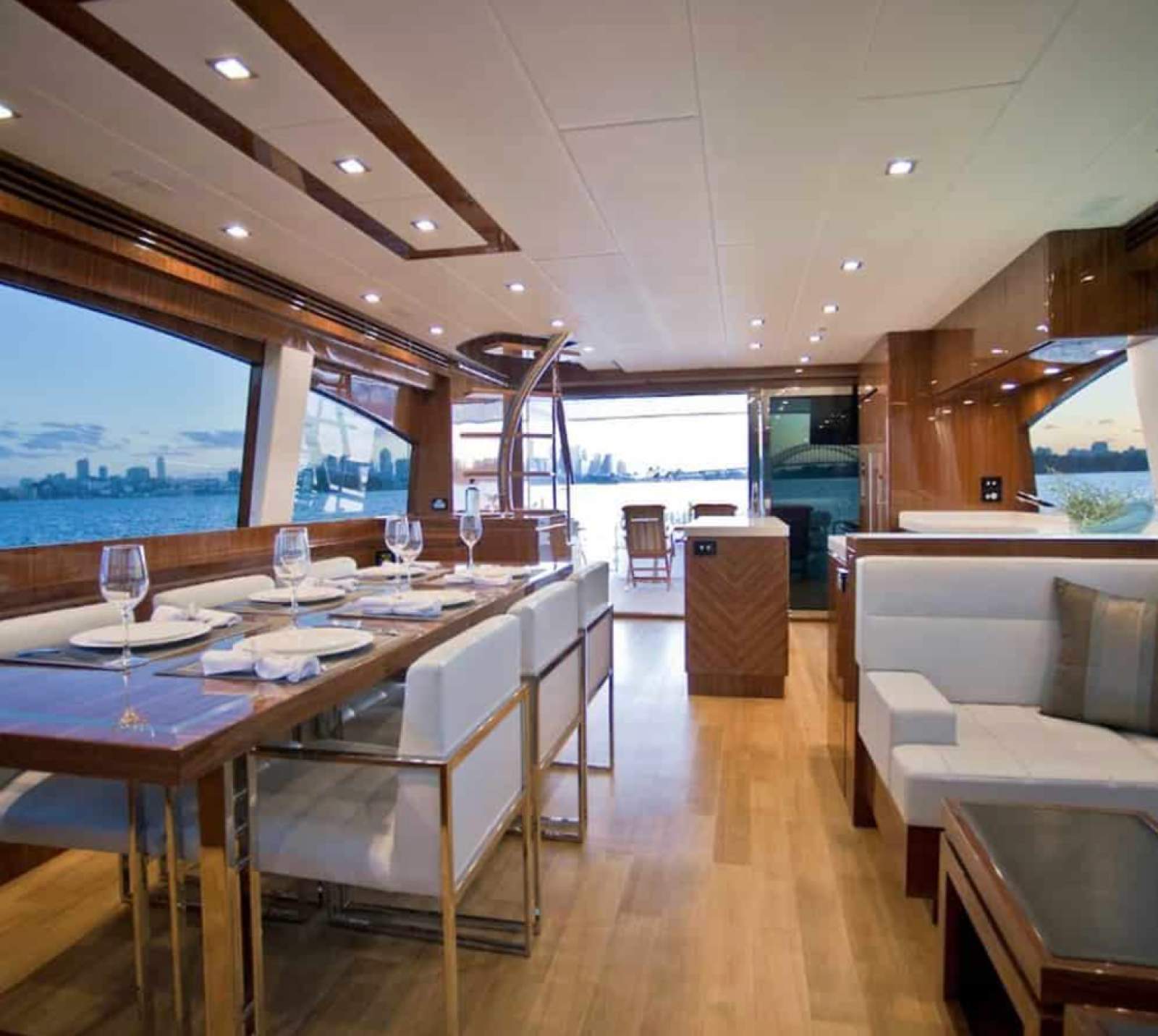 Whitehaven 7600 Flybridge