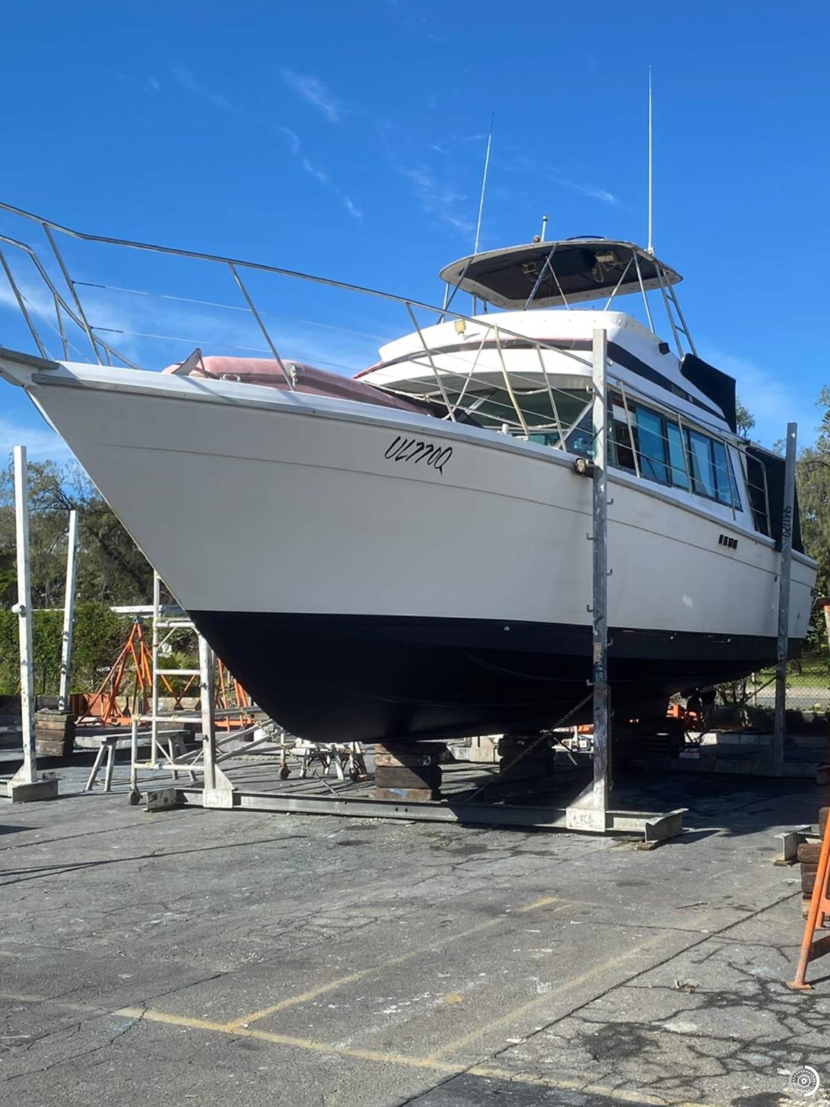 Riviera 38 Flybridge Fixed Bimini