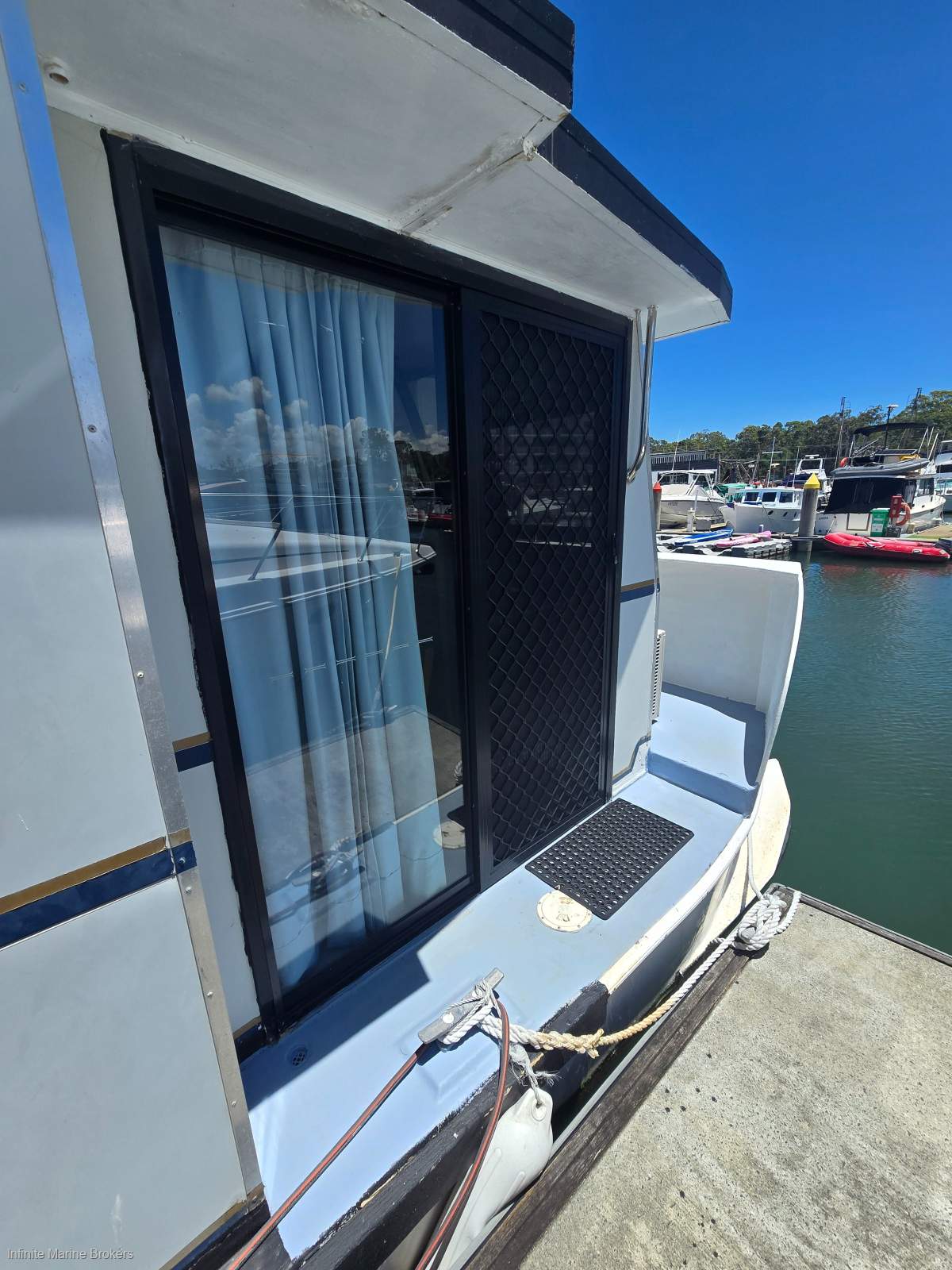 Explorer Weekender 33 Houseboat