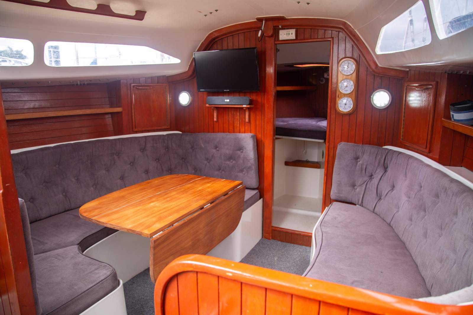 Traditional 30 EXTENSIVELY UPGRADED, IMPRESSIVE CRUISER/RACER! For Sale ...
