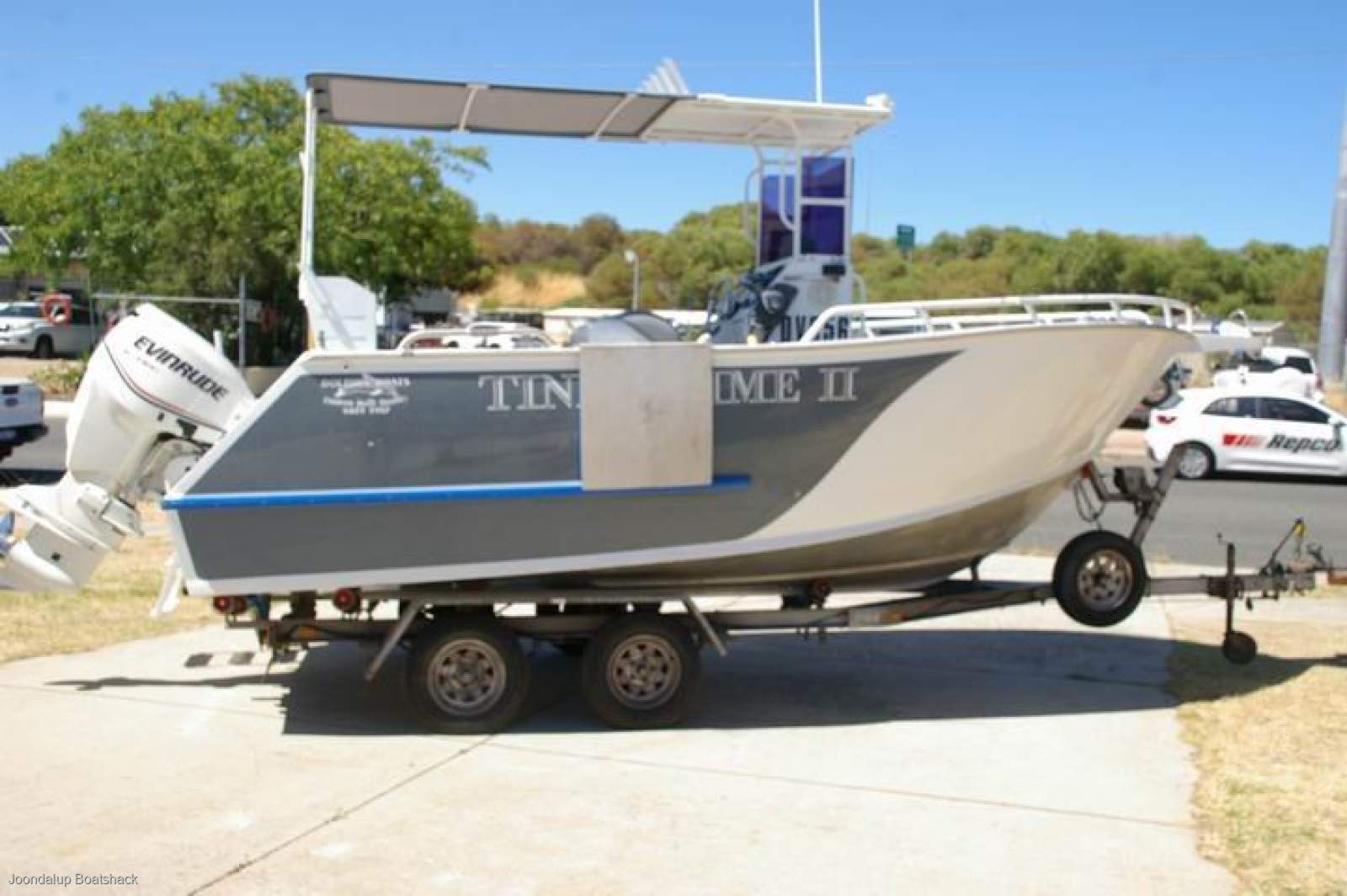 Dolphin 580 XL Nor-Wester center console