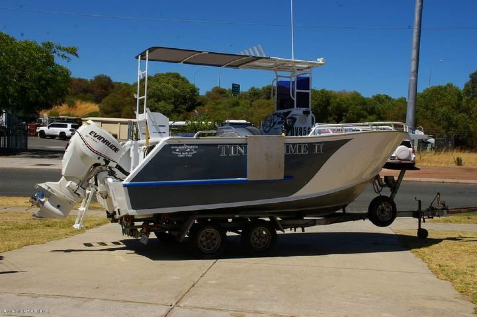 Dolphin 580 XL Nor-Wester center console