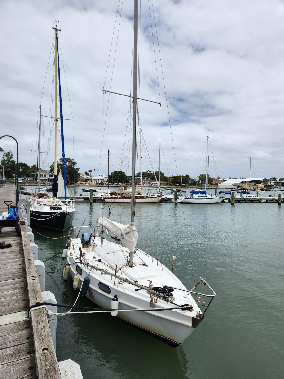 Hood 23 Shoal Draft Pop top and lifting centerboard