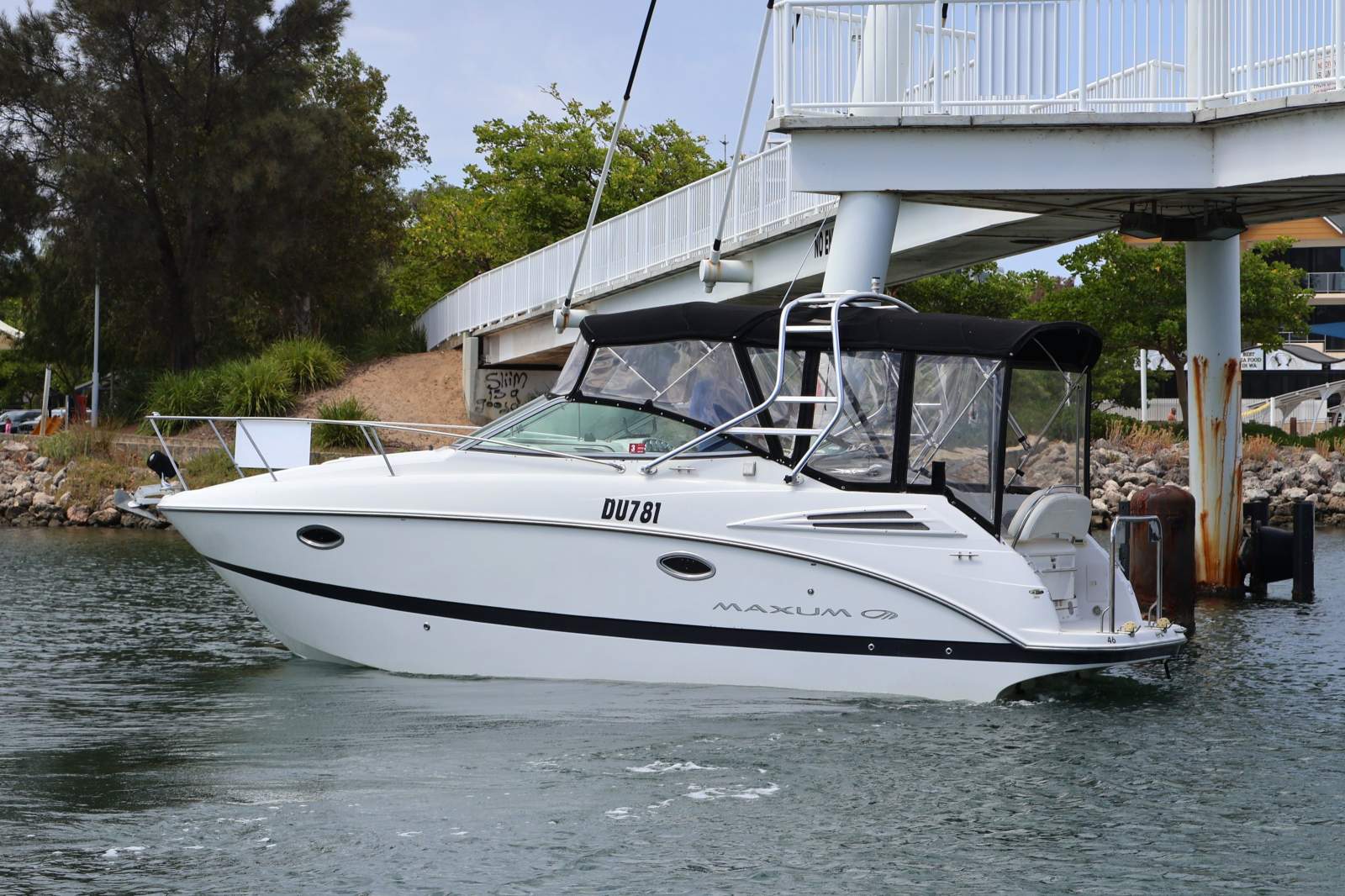 Maxum 2700 SE - Spacious Sports Cruiser with Low hours!