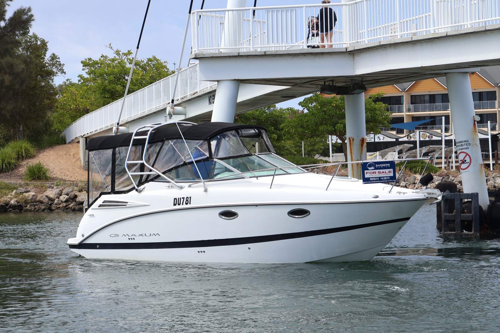 Maxum 2700 SE - Spacious Sports Cruiser with Low hours!