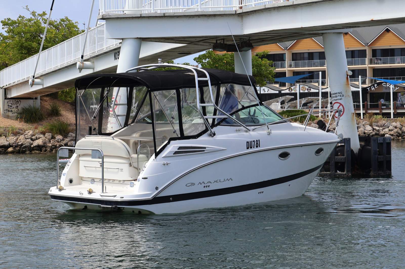 Maxum 2700 SE - Spacious Sports Cruiser with Low hours!