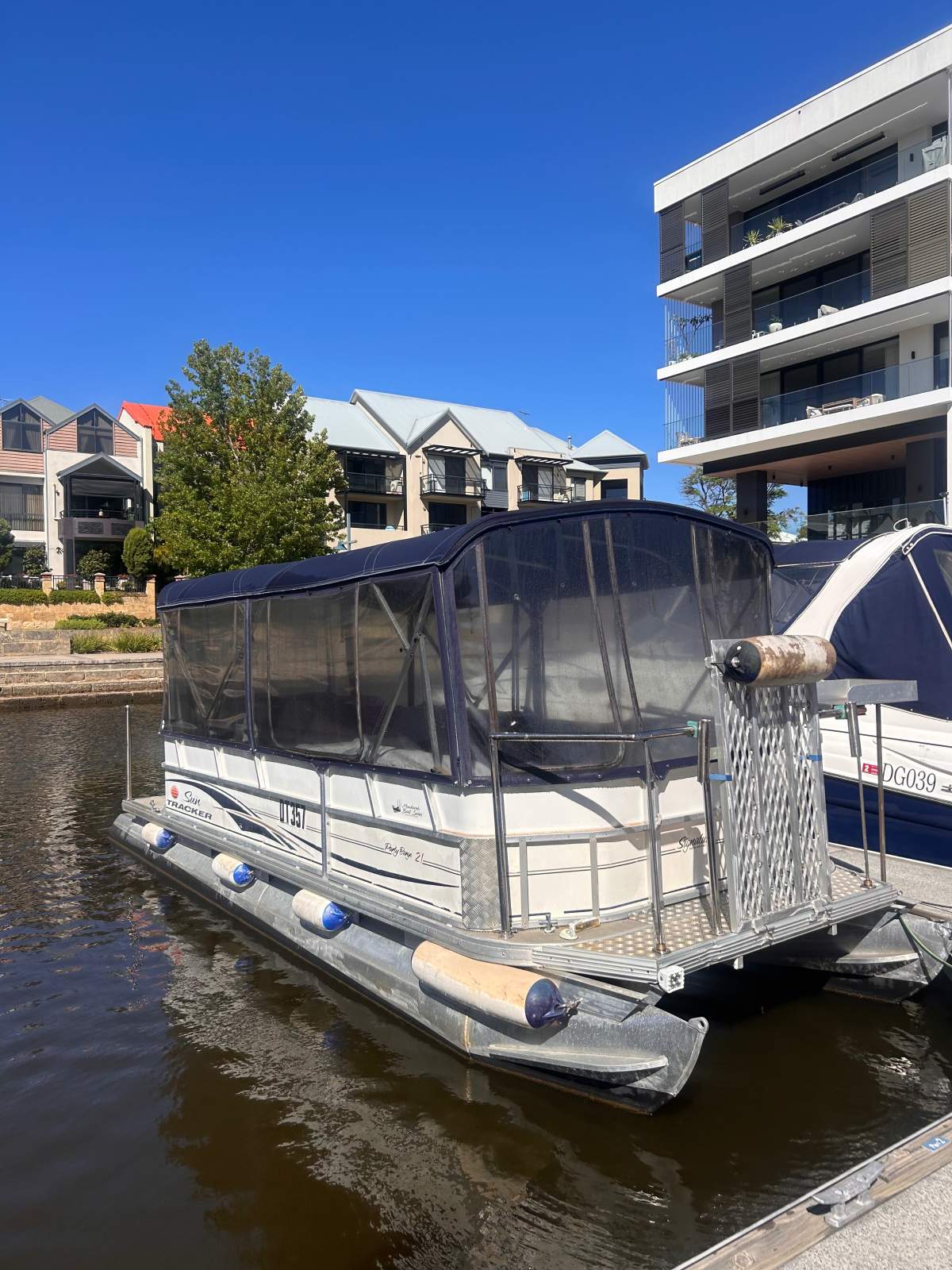 Sun Tracker Party Barge 21