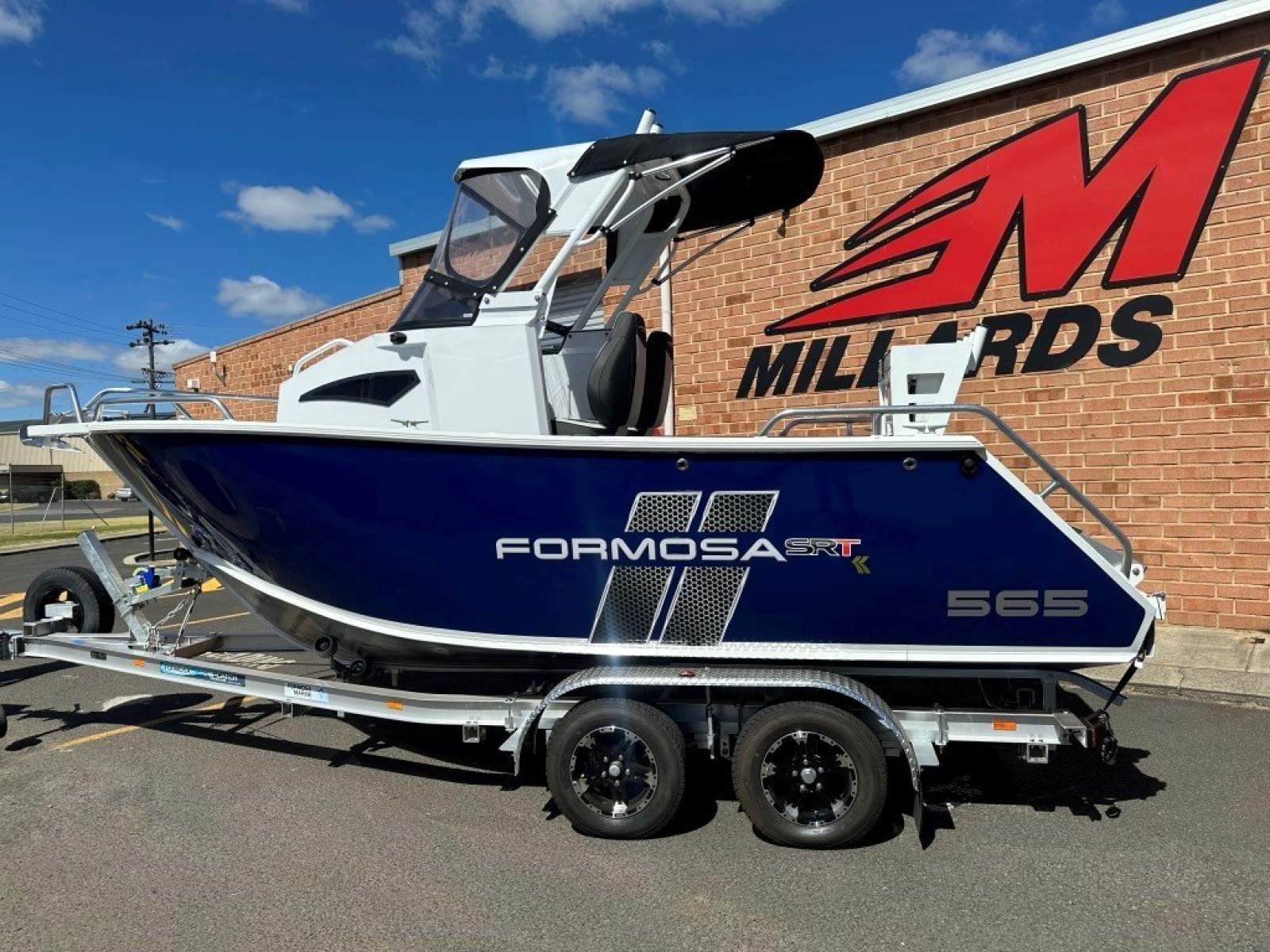 New Formosa 565 SRT Centre Cabin