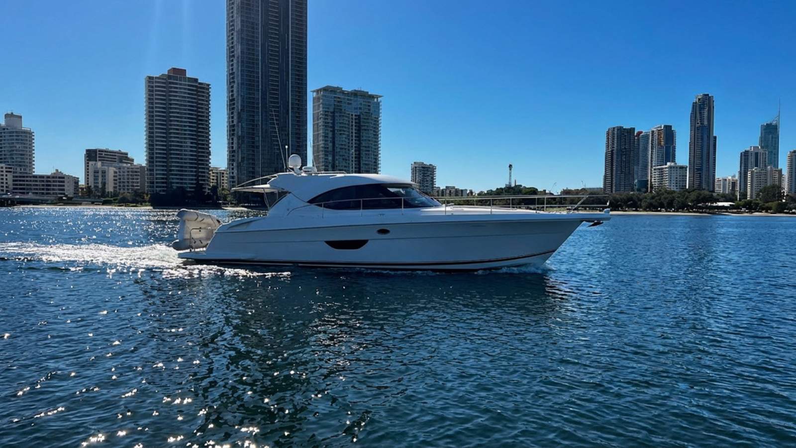 Riviera 4400 Sport Yacht