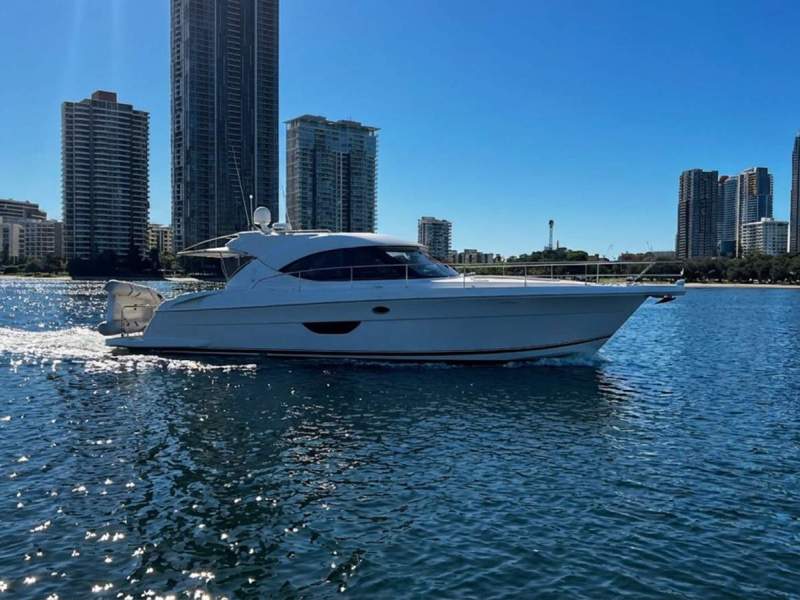 Riviera 4400 Sport Yacht