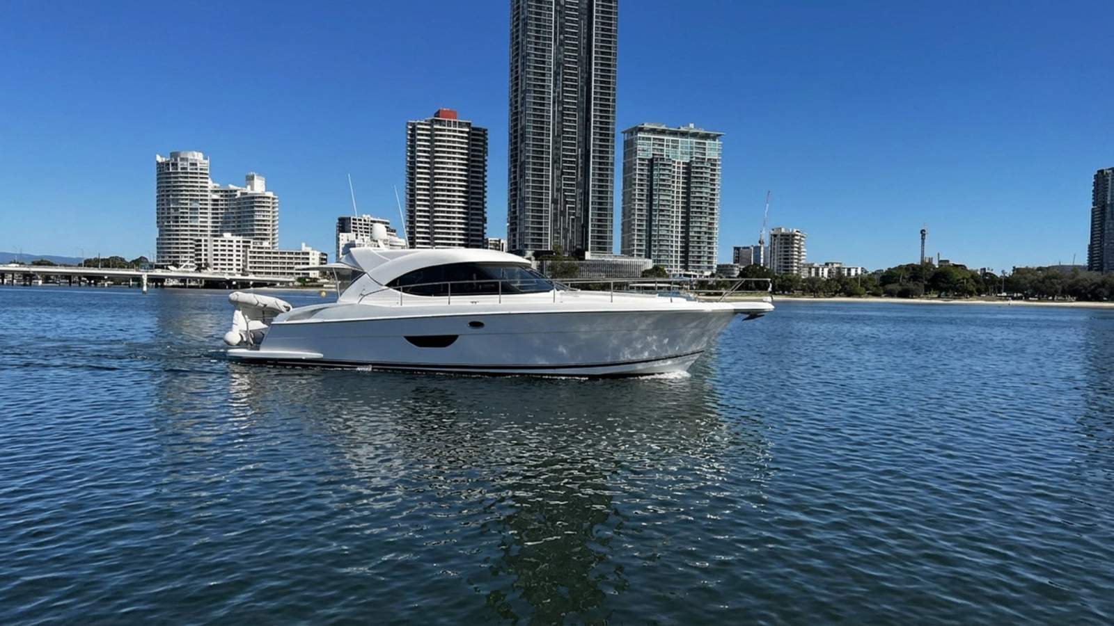 Riviera 4400 Sport Yacht