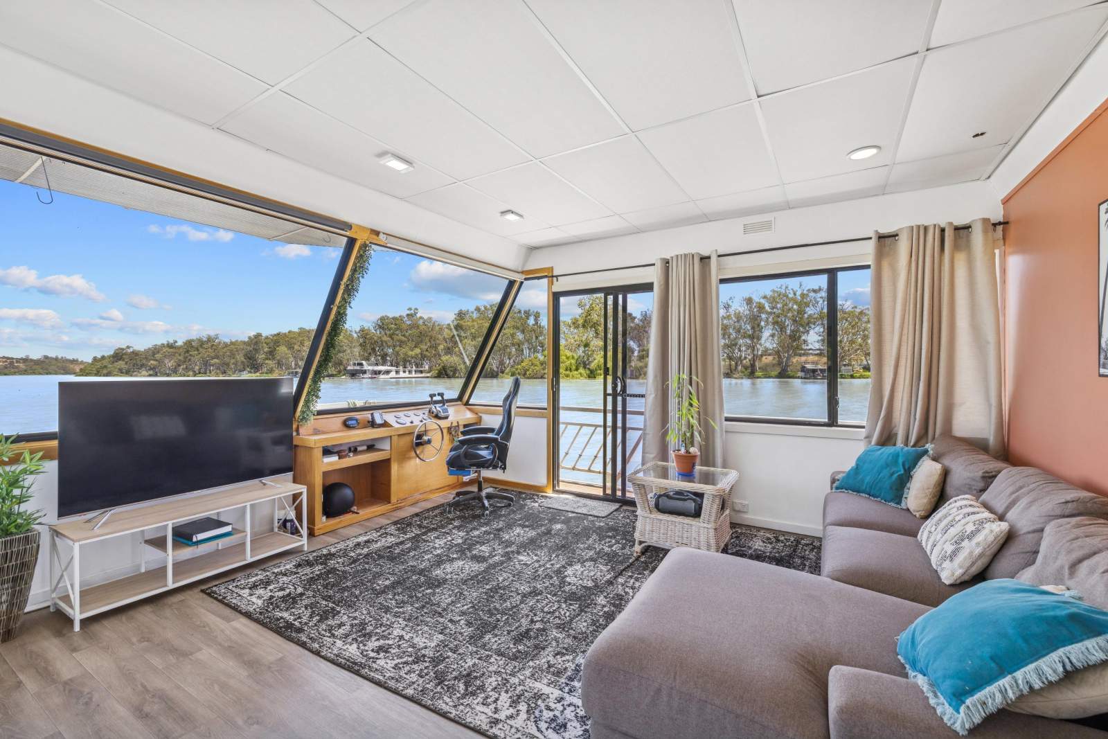 Custom 16m Spacious Private Houseboat