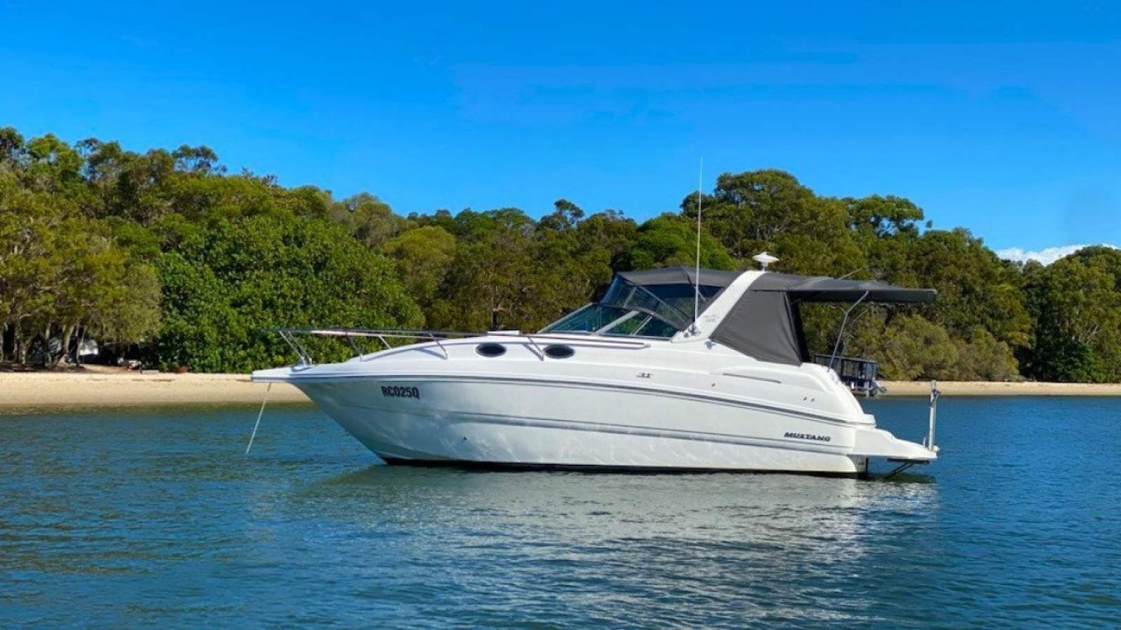 Mustang 3200 Sportscruiser:port side