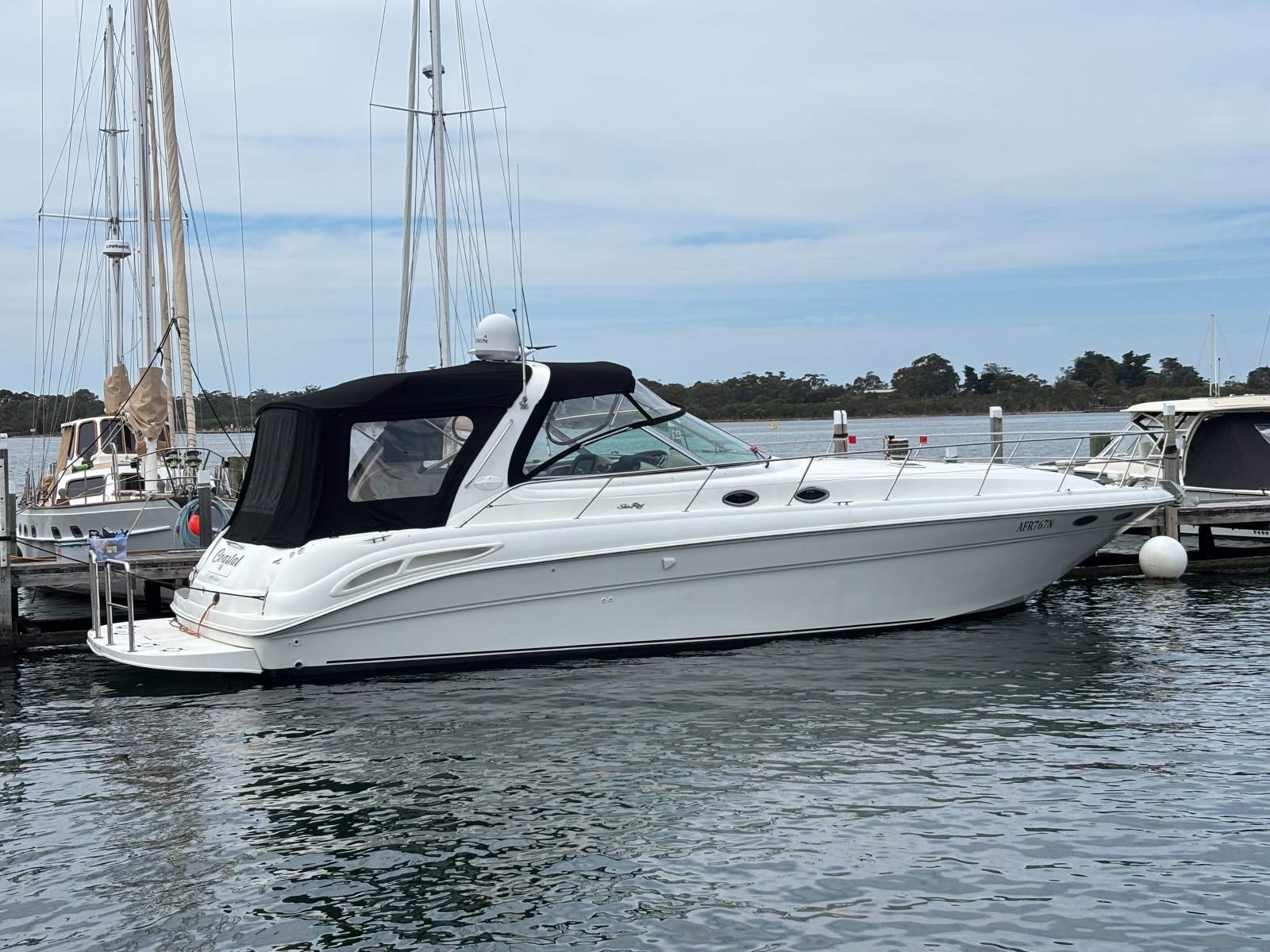 Sea Ray 410 Express Cruiser