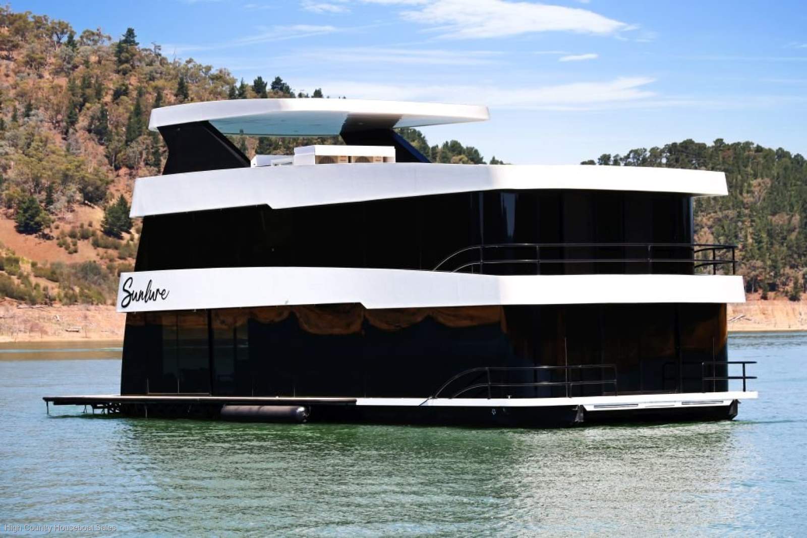 SUNLURE Houseboat Holiday Home on Lake Eildon:Sunlure on Lake Eildon