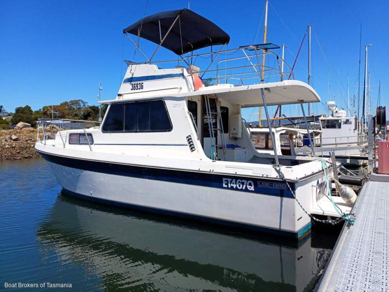 Roberts Flybridge Cruiser Fibreglass diesel shaft drive. Ideal family vessel