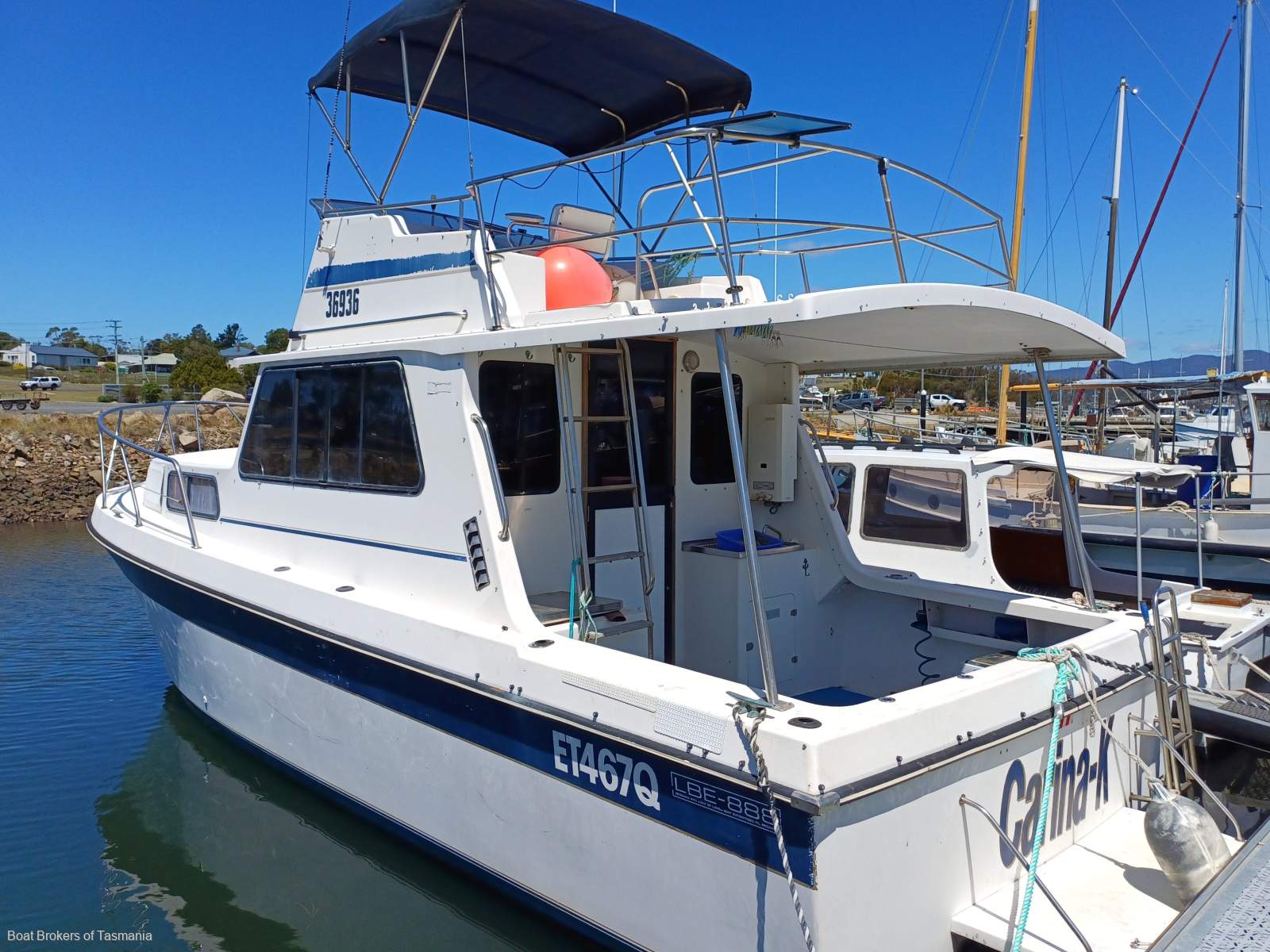 Roberts Flybridge Cruiser Fibreglass diesel shaft drive. Ideal family vessel