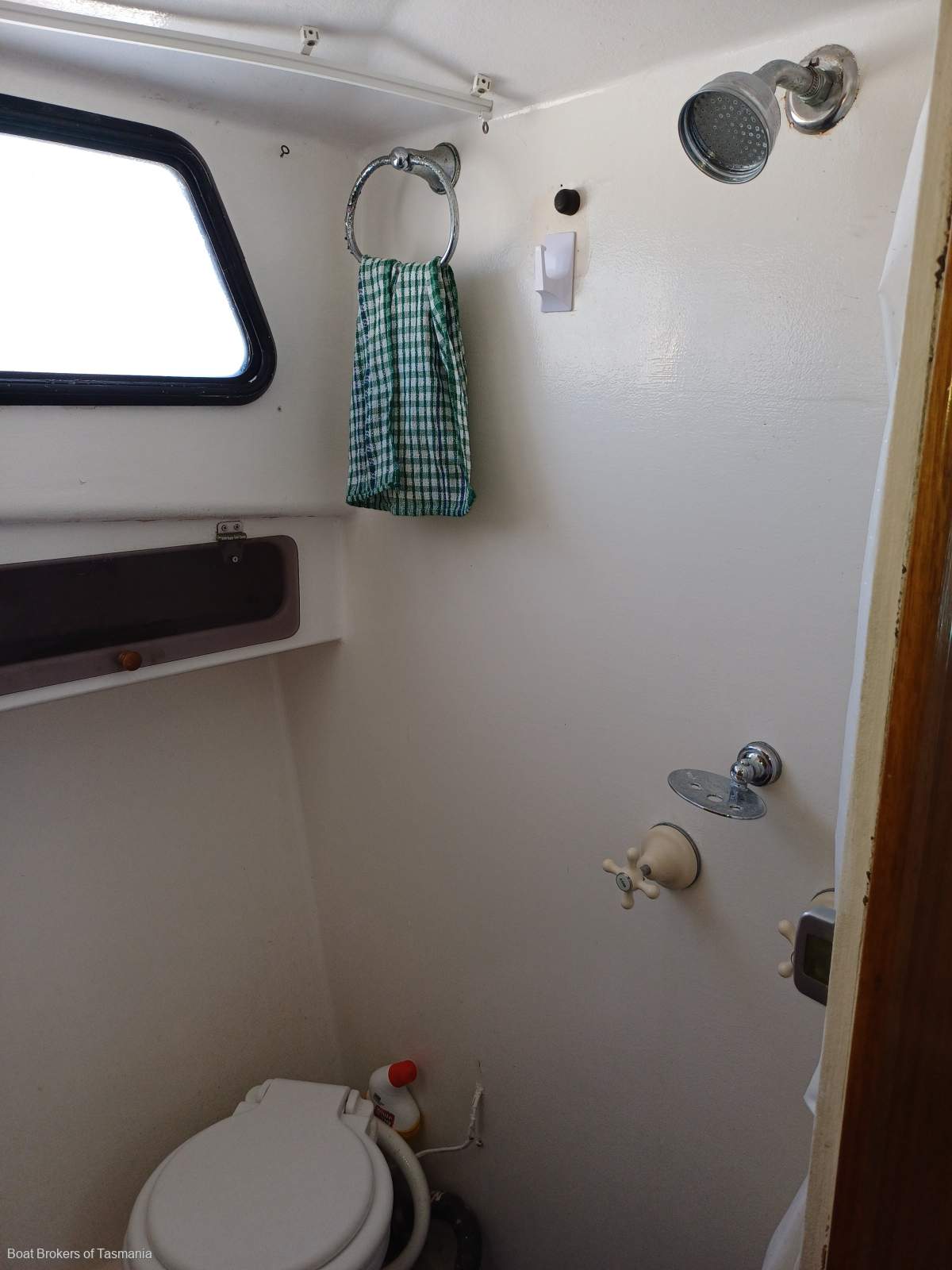 Carina-K Roberts Flybridge Cruiser Fibreglass diesel shaft drive. Ideal family vessel Boat Brokers of Tasmania