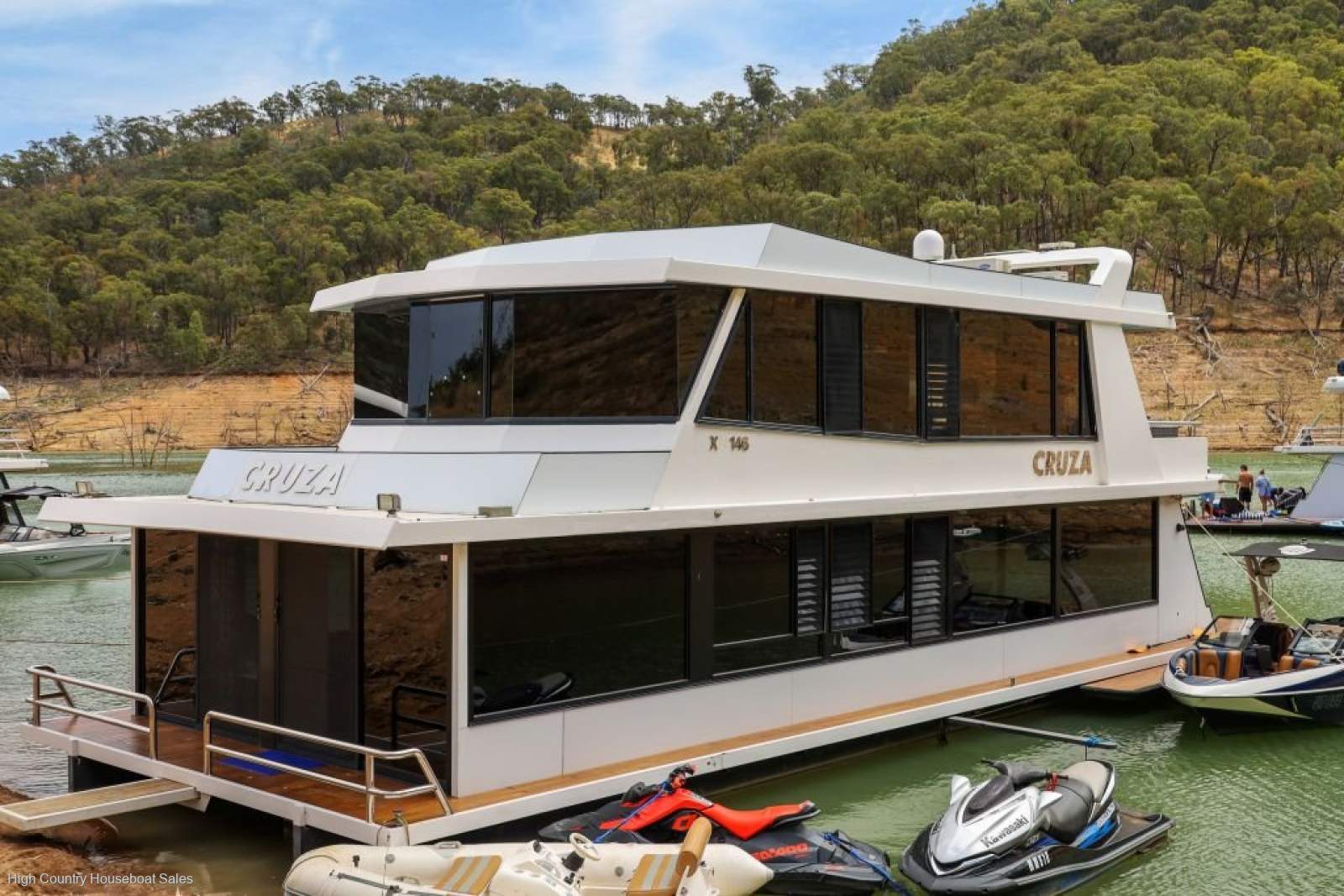 CRUZA Houseboat Holiday Home on Lake Eildon:CRUZA on Lake Eildon