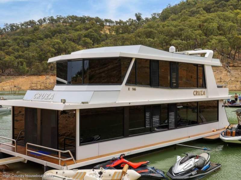 CRUZA Houseboat Holiday Home on Lake Eildon