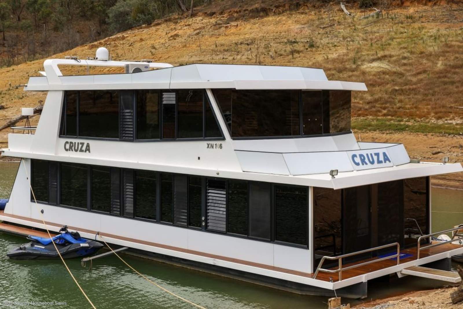 CRUZA Houseboat Holiday Home on Lake Eildon:CRUZA on Lake Eildon