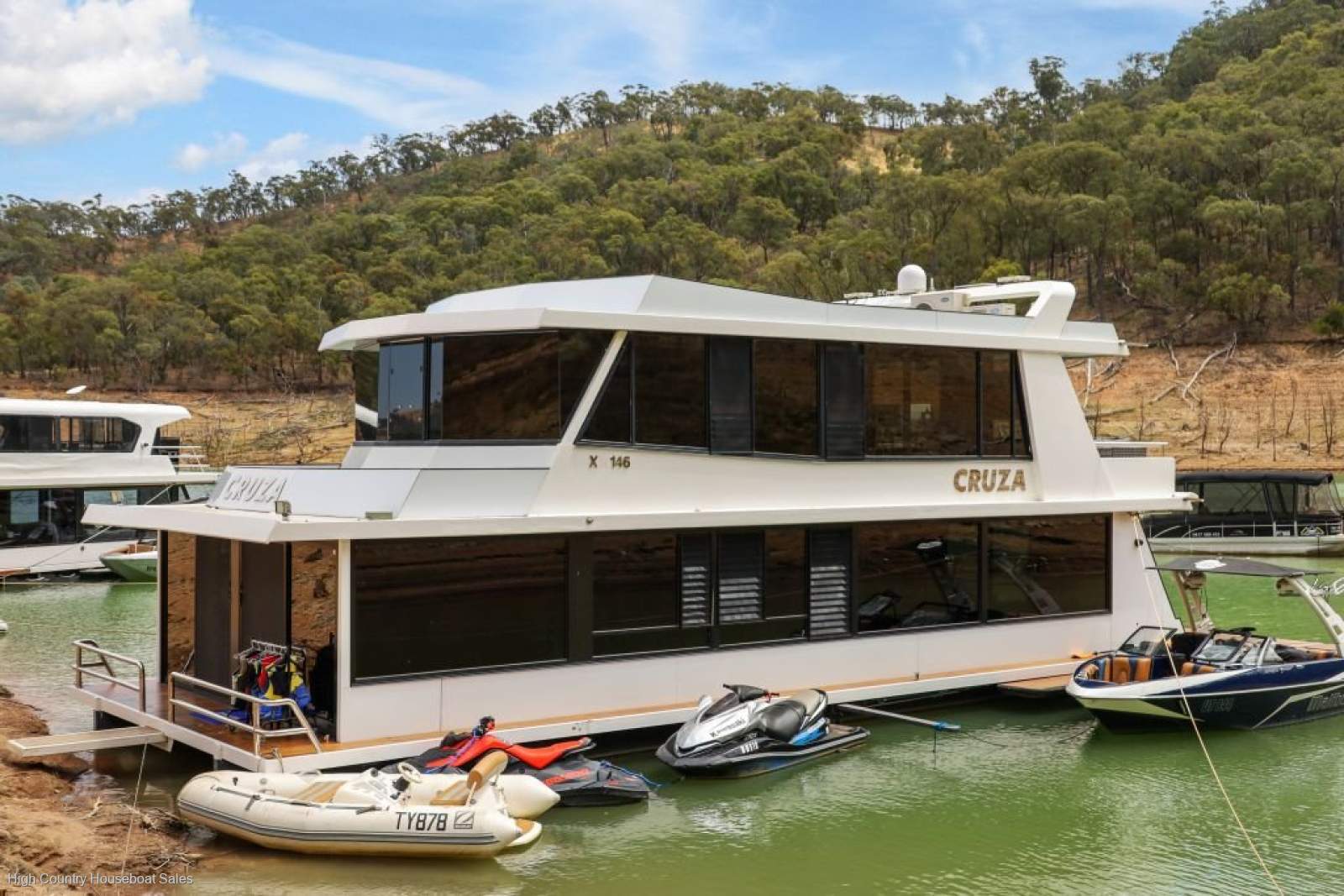 CRUZA Houseboat Holiday Home on Lake Eildon:CRUZA on Lake Eildon