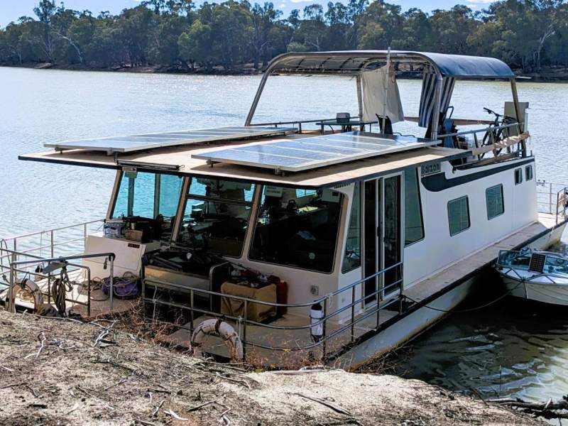 "BARZANI". Dual Deck, One Bed, One Bath Houseboat.