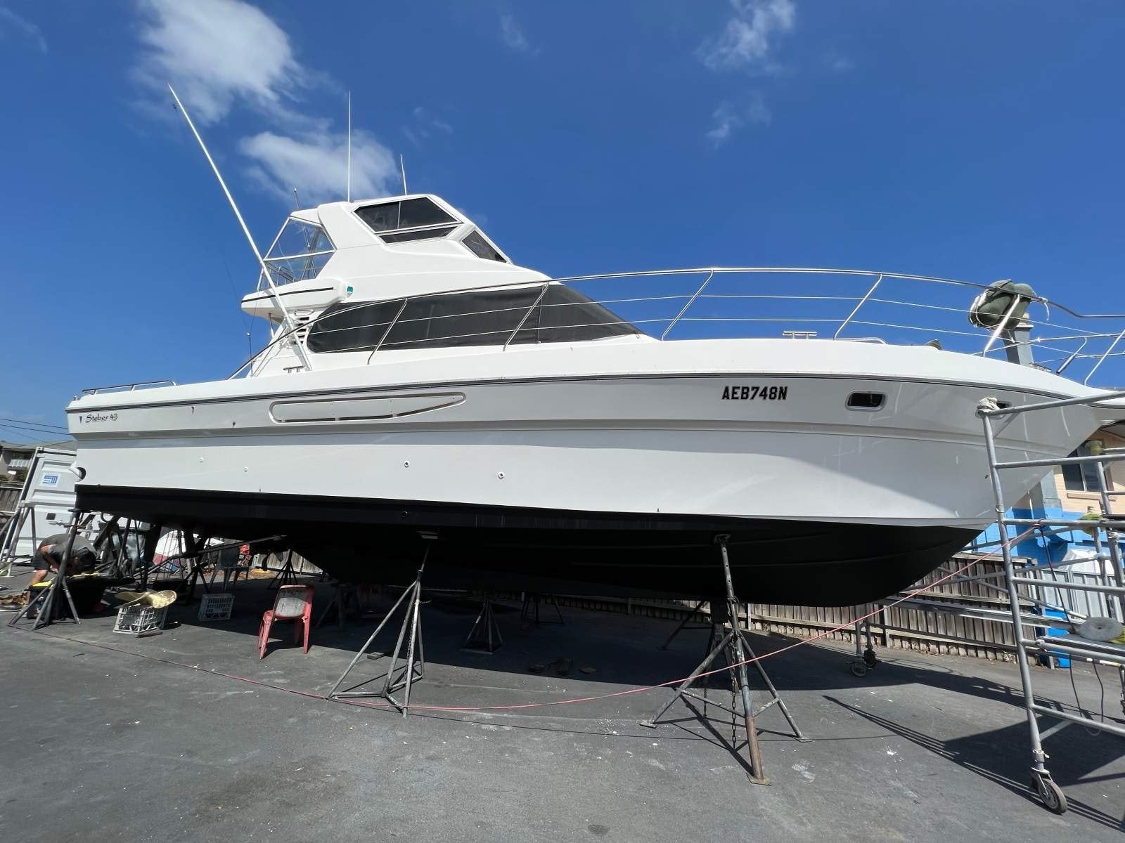Steber 43 Flybridge:Offshore getting antifouling applied