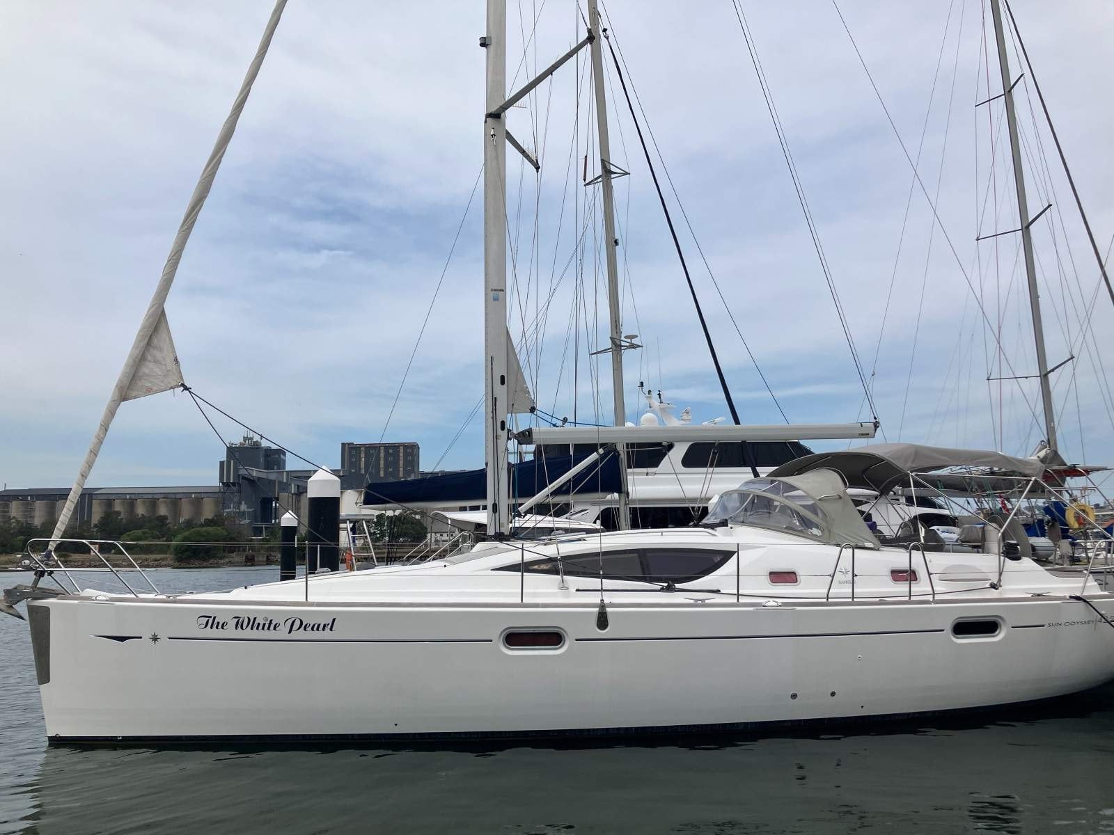Jeanneau Sun Odyssey 42DS Deluxe Owners version. Immaculate. Recent upgrades