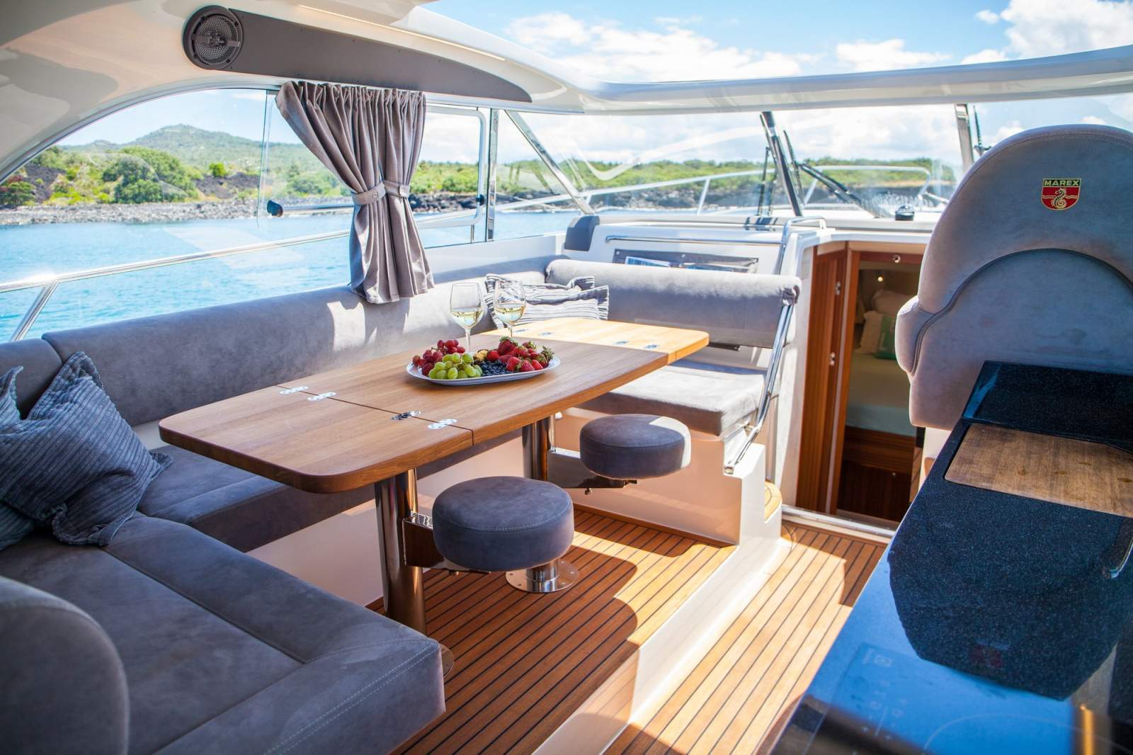 Marex 375, An inviting salon.