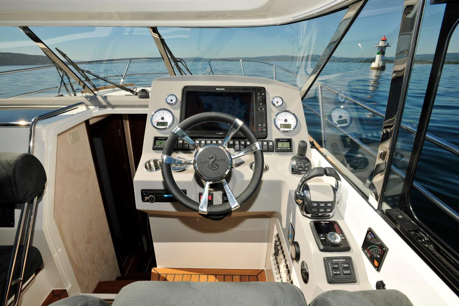 Marex 375, Adjustable helm