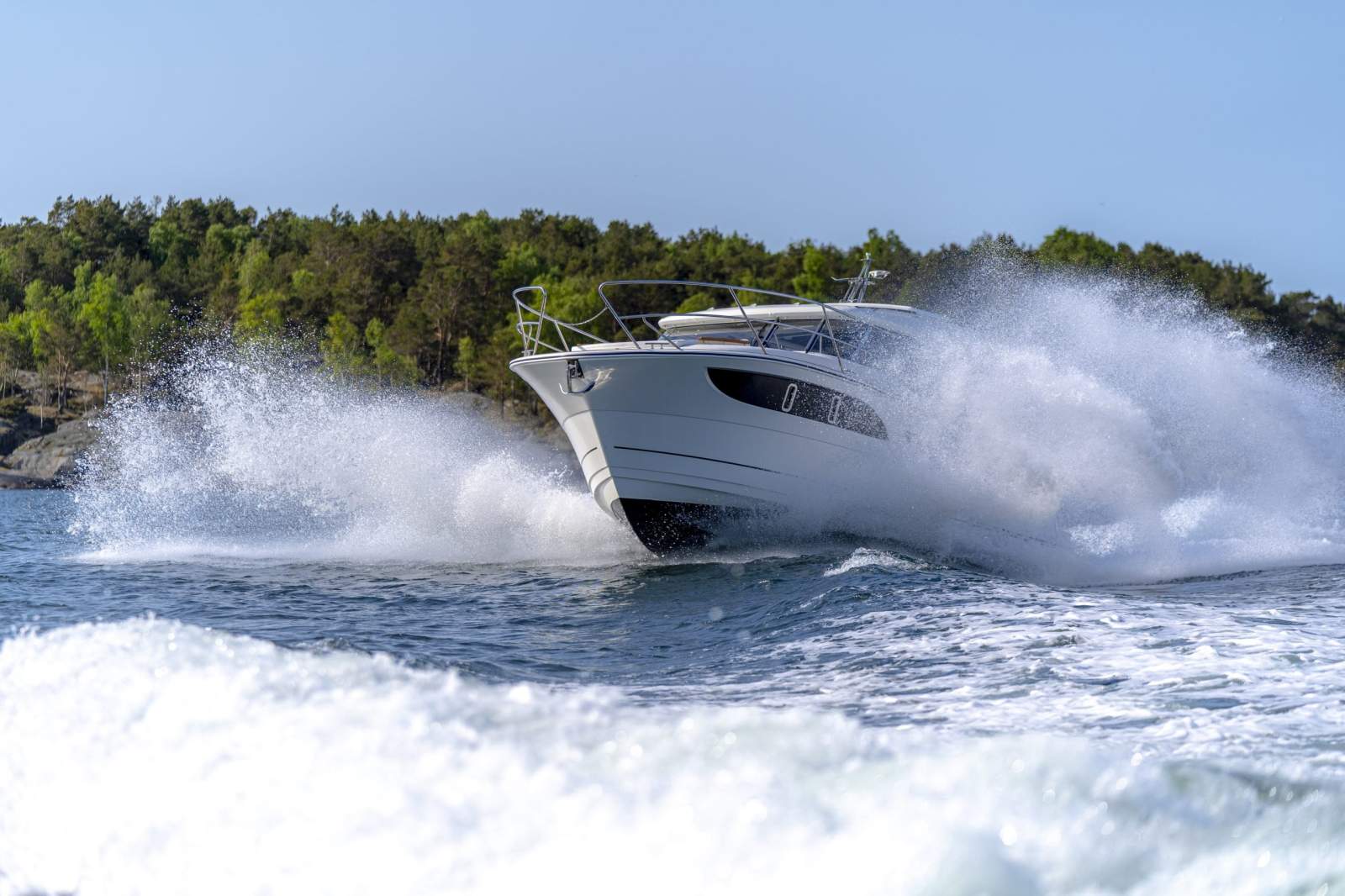 Marex 310 Sun Cruiser under way