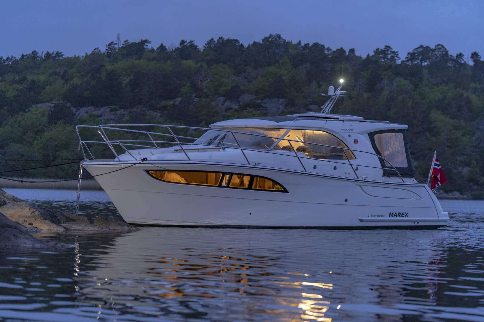 Marex 310 Sun Cruiser, Three-season boat.
