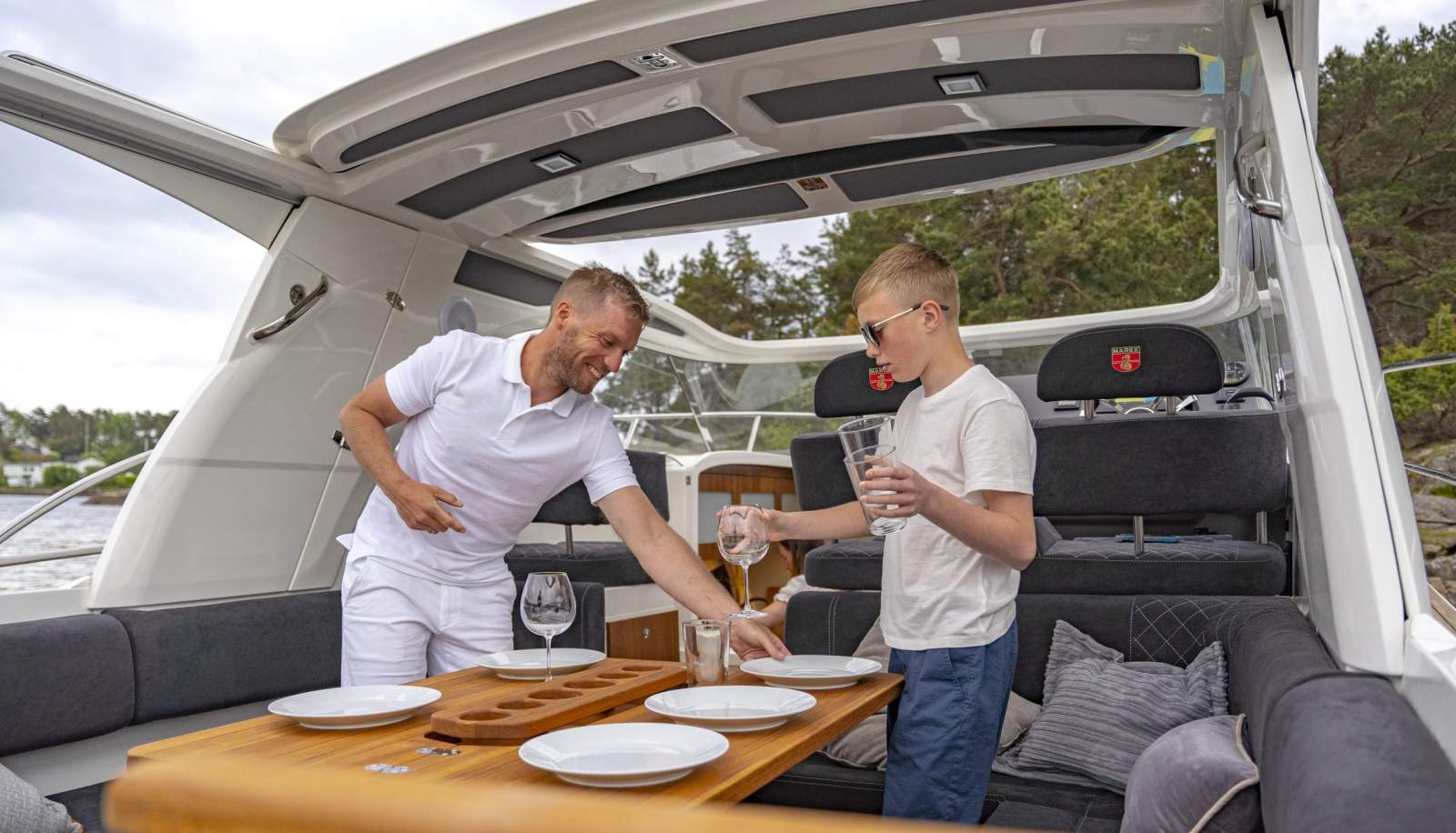 Marex 310 Sun Cruiser family living space