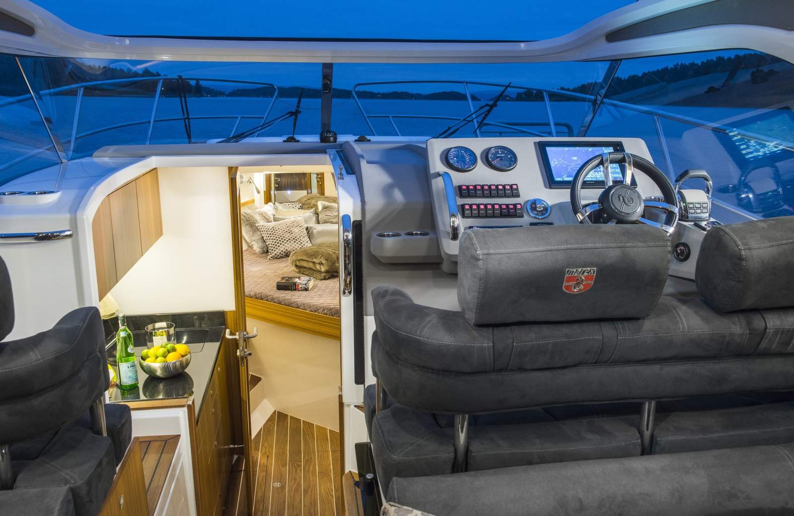 Marex 310 Sun Cruiser, Seamless layout