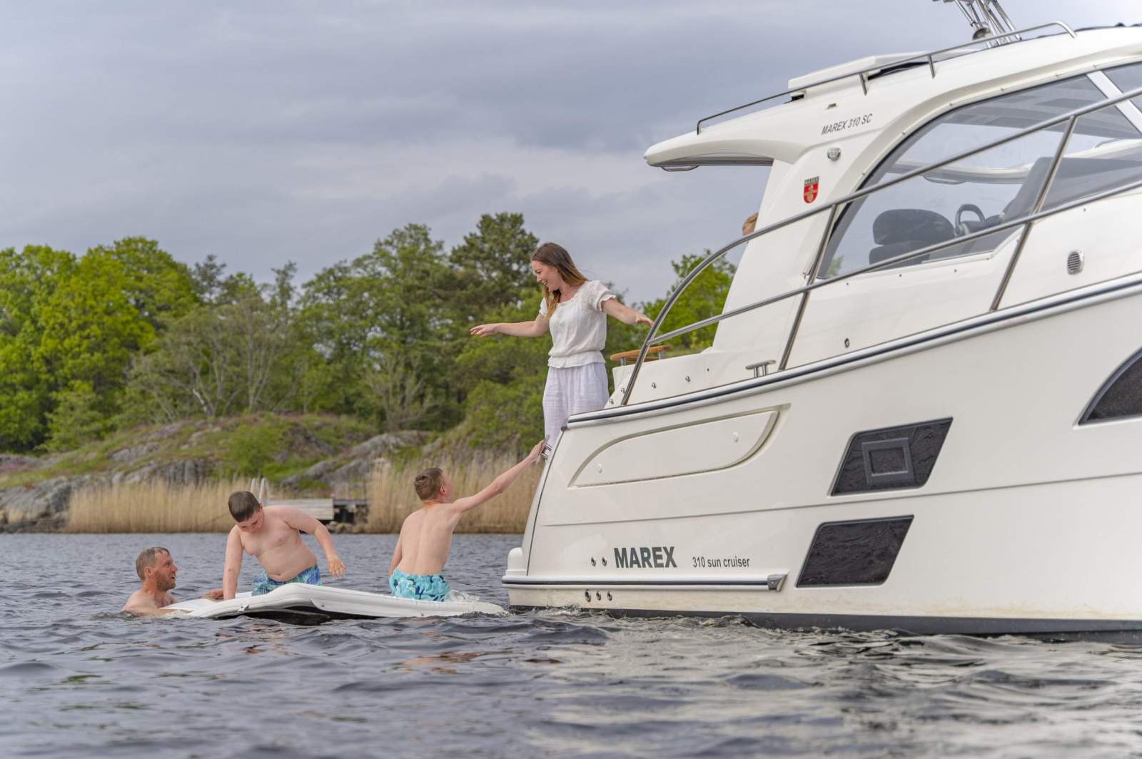 Marex 310 Sun Cruiser, Open spaces