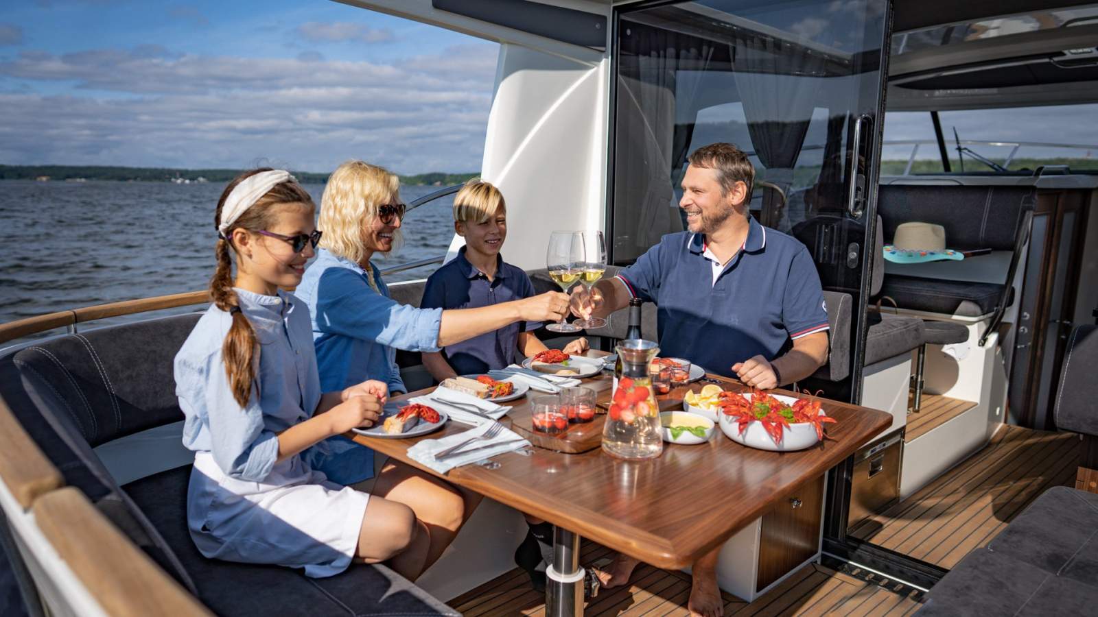 Marex 330 Scandinavia family living space