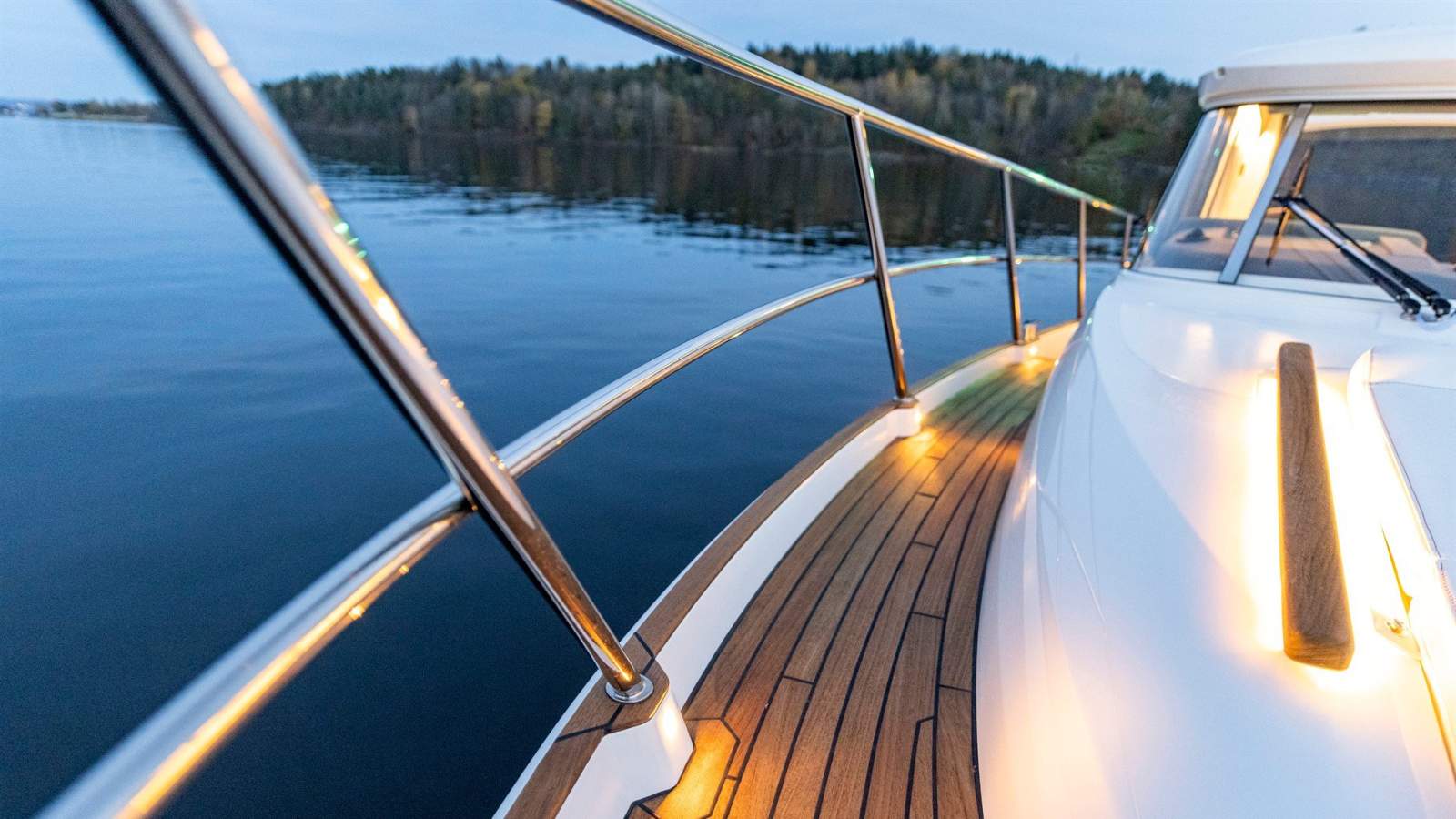 Marex 330 Scandinavia, Wide side decks. Raised rails.