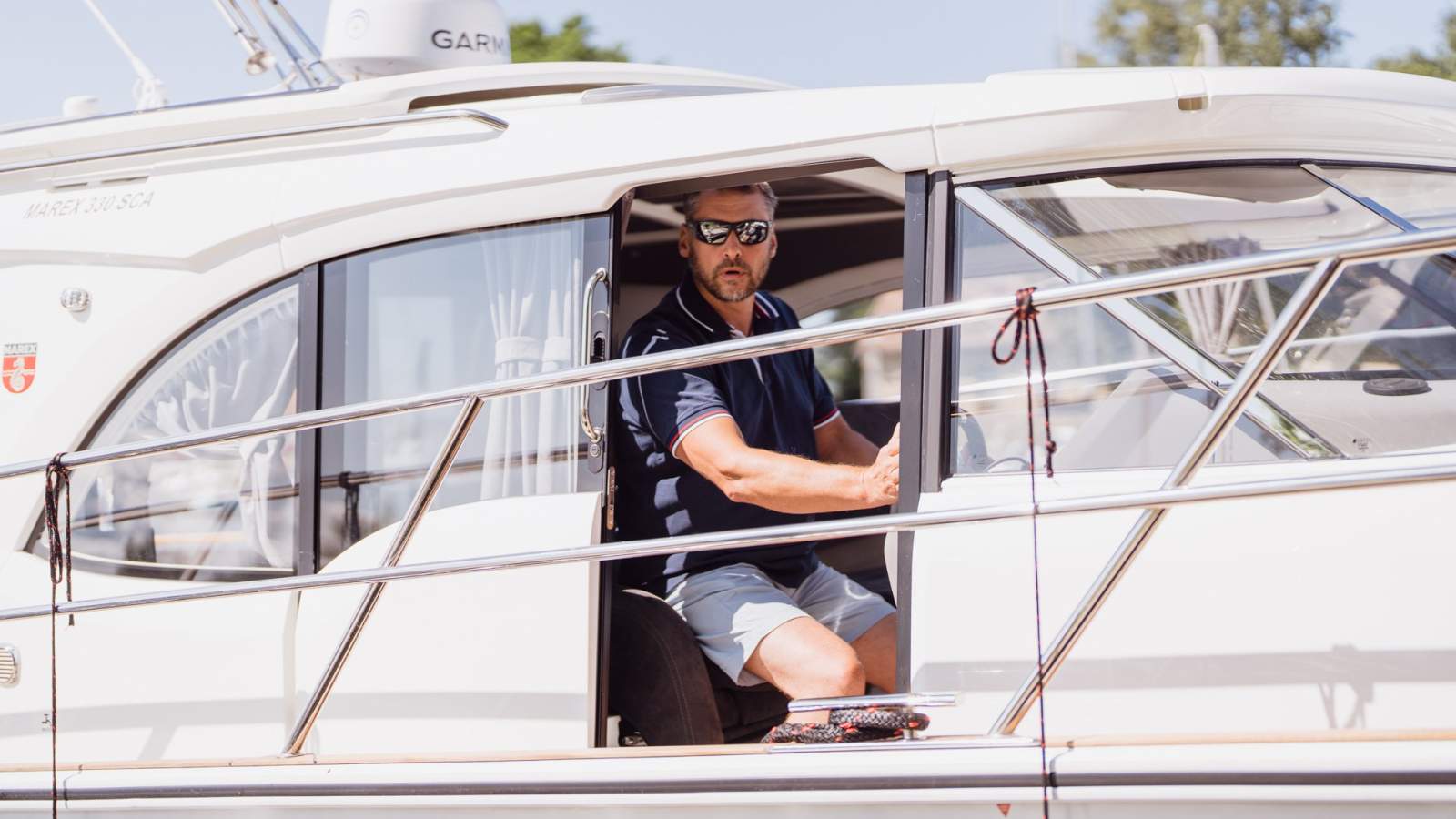 Marex 330 Scandinavia, Direct from helm to side deck