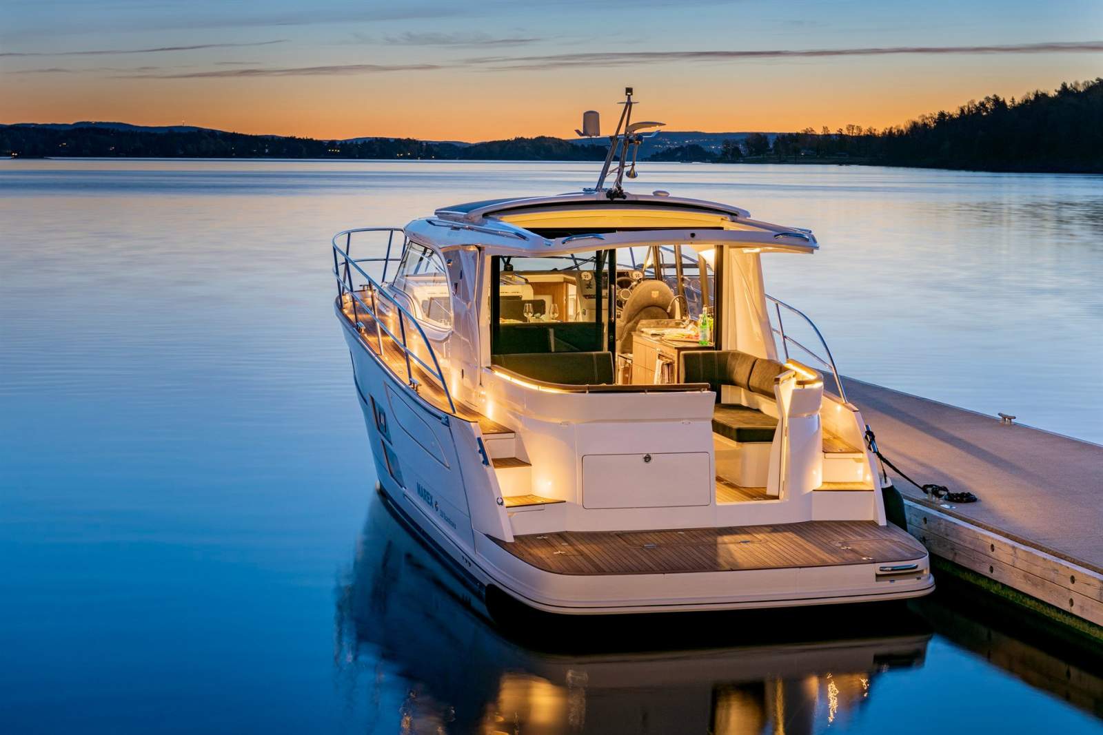Marex 330 Scandinavia, A saloon and cockpit that work together.