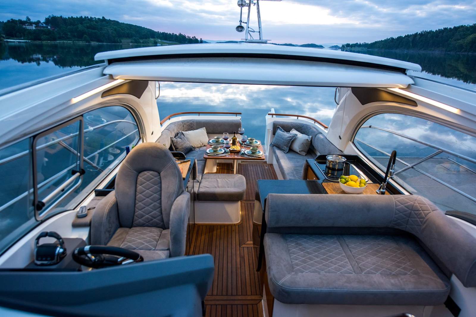 Marex 360 Cabriolet Cruiser, Smart cockpit canopy.