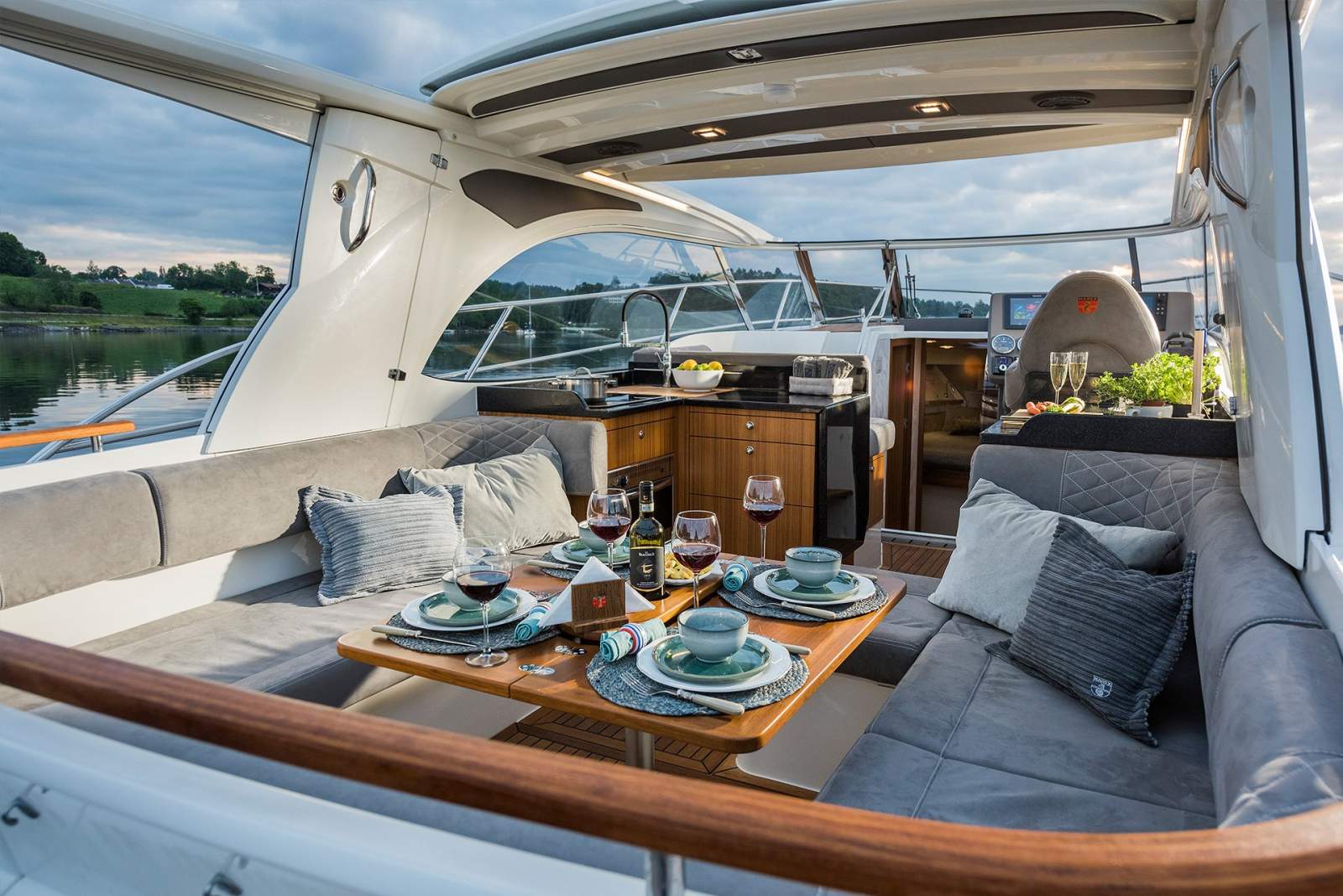 Marex 360 Cabriolet Cruiser, Smart cockpit canopy.