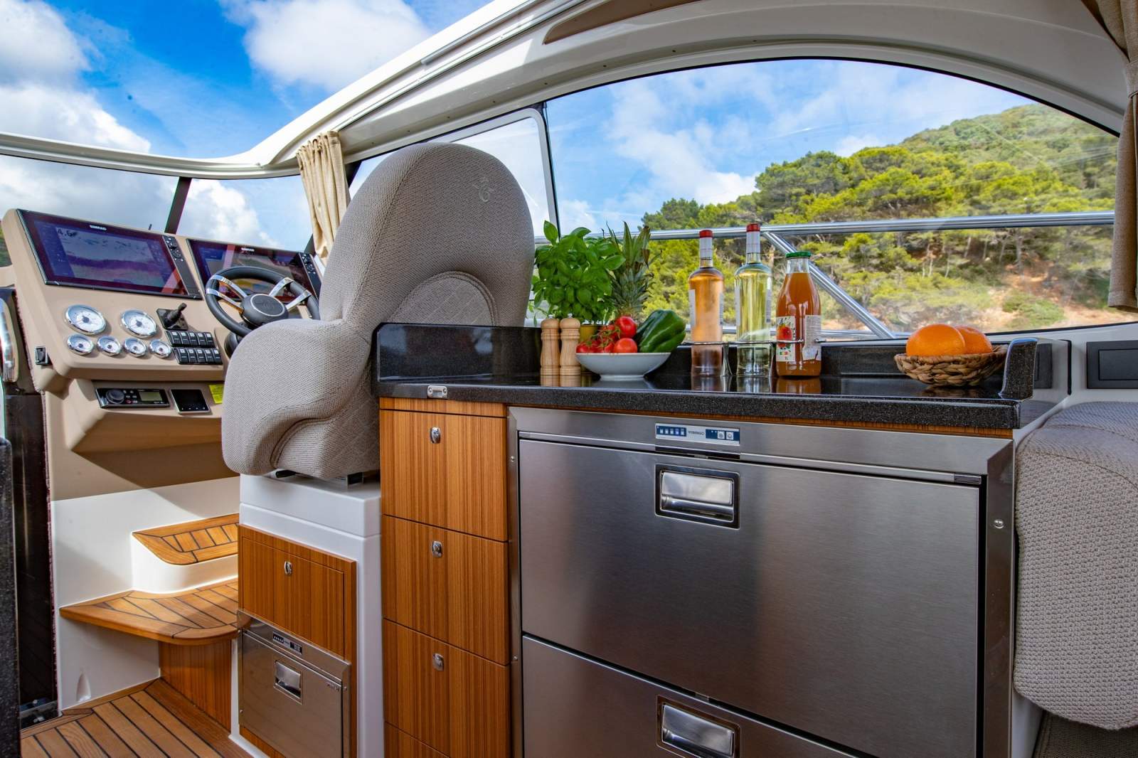 Marex 360 Cabriolet Cruiser, Clean ergonomics.