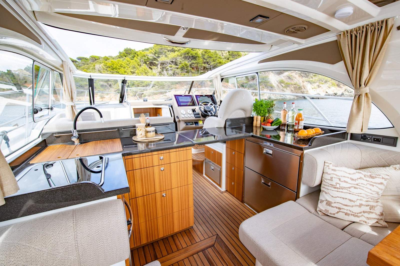 Marex 360 Cabriolet Cruiser interior view 3
