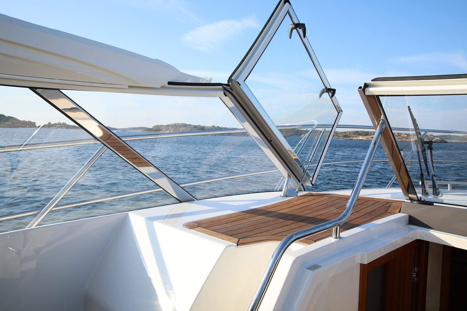Marex 360 Cabriolet Cruiser, The windscreen door.