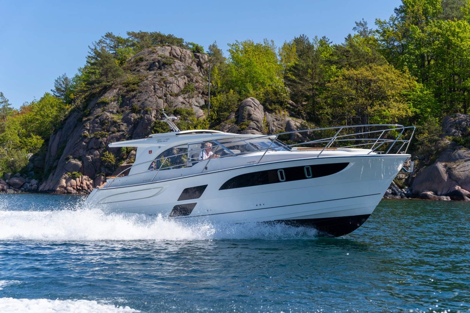 Marex 360 Cabriolet Cruiser exterior under way