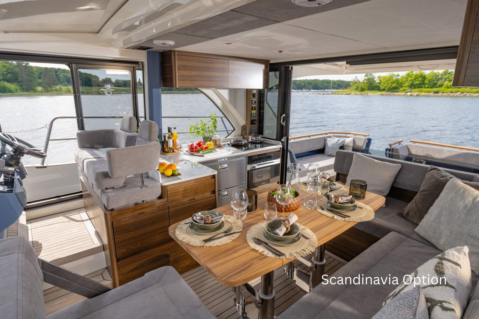 Marex 440 Scandinavia family living space
